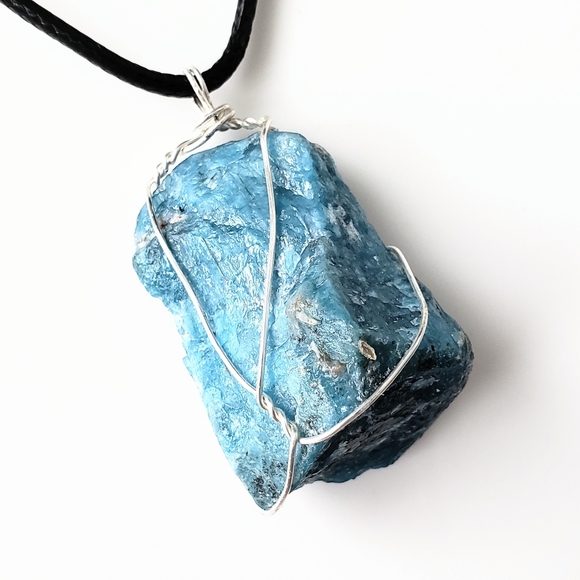 Wire-wrapped apatite crystal necklace - Picture 4 of 4